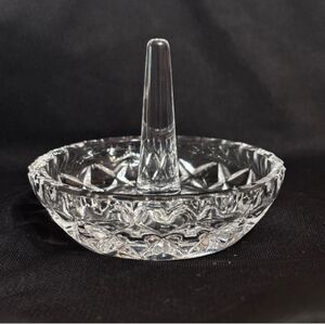 VINTAGE Crystal Cut Base Ringminder Ring HolderVINTAGE Cut base design
